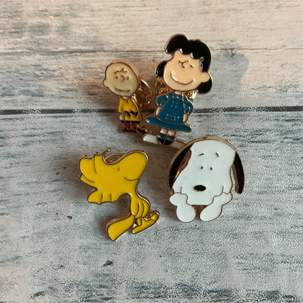 Peanuts Set of 4 Metal Snoopy Woodstock Charlie Brown & Lucy Pins.